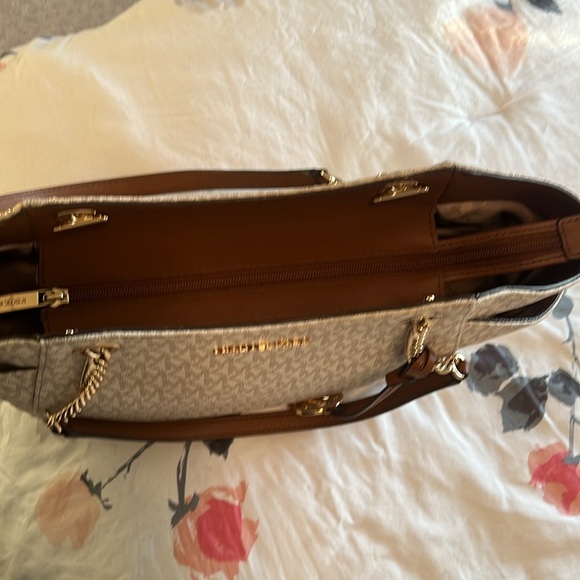 MK large jet set logo tote EUC - Picture 10 of 10